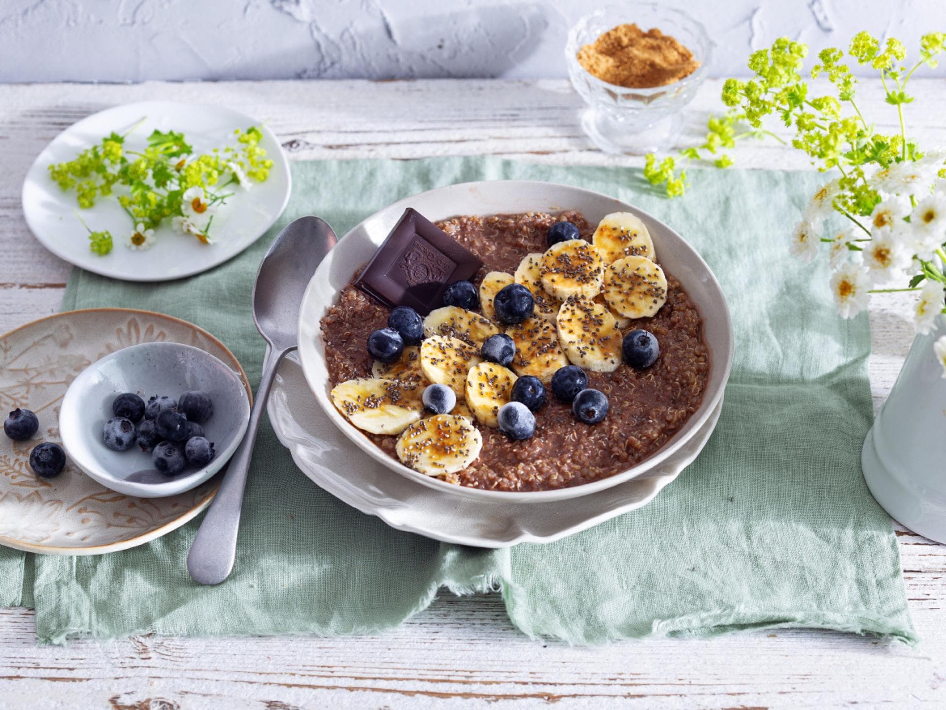 Quinoa Bowl mit Banane und Schoko